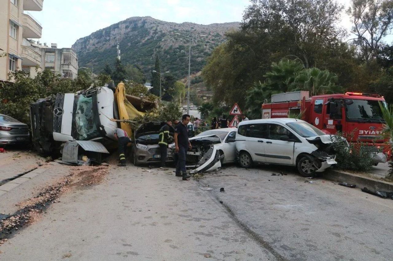 Freni patlayan kamyon dehşet saçtı! 9 araç kağıt gibi ezildi