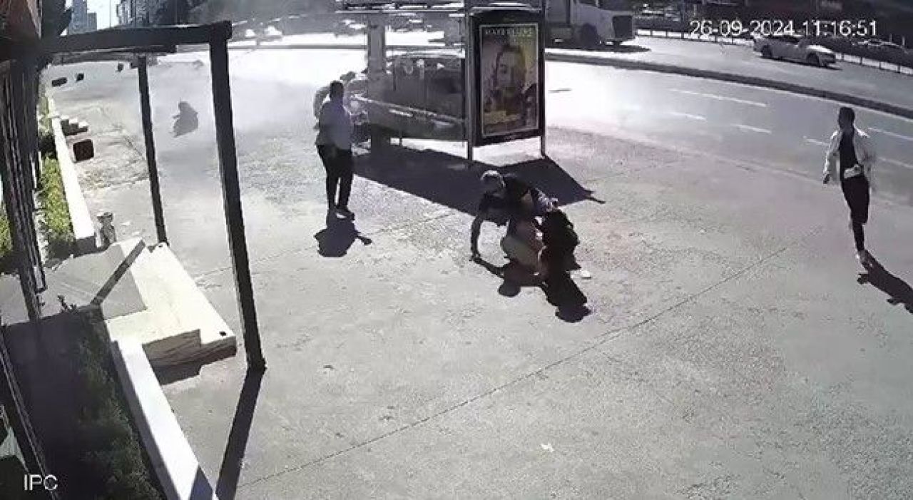 Lastiği patlayan otomobil durağa girdi! Ölümden saniyelerle kurtuluş kamerada