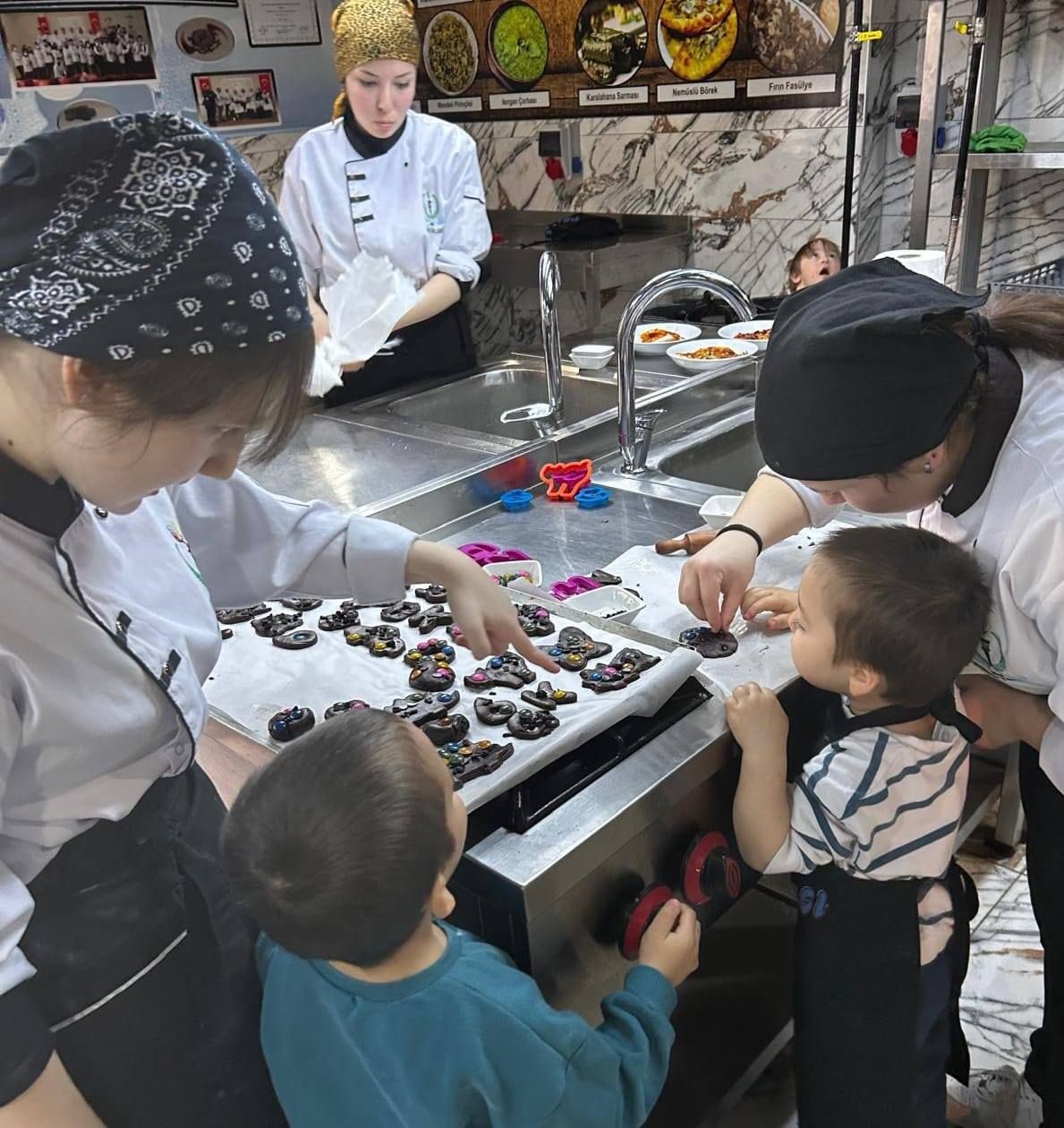 Minik Şefler Gastronomi Atölyesinde Minik Şefler Gastronomi Atölyesinde