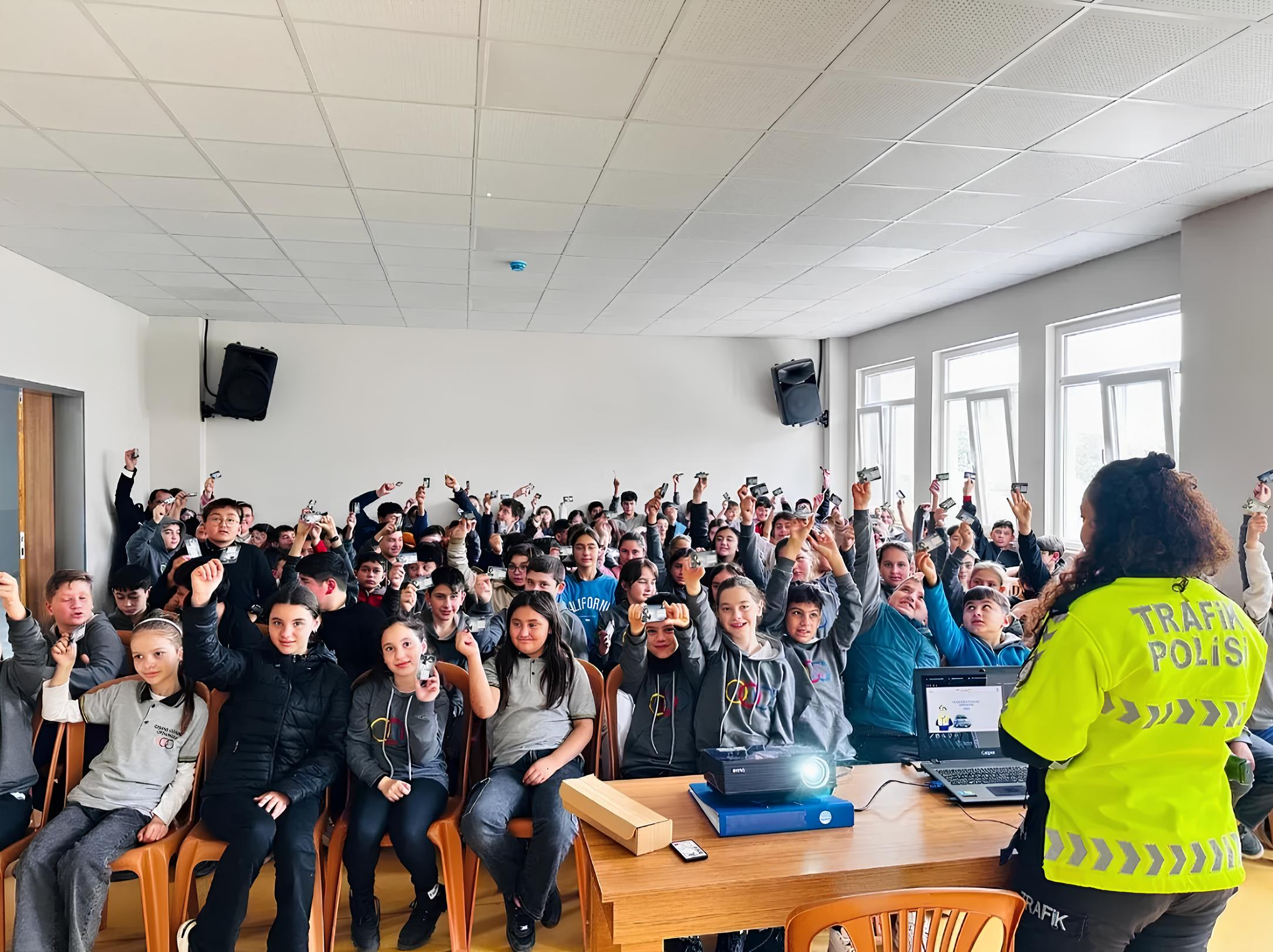 Kabataş’ta Öğrencilere Trafik Güvenliği Semineri Kabataş’ta Öğrencilere Trafik Güvenliği Semineri