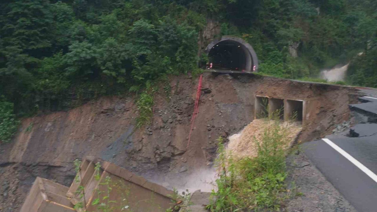 Karadeniz-Akdeniz Yolu’ndaki heyelan kamerada