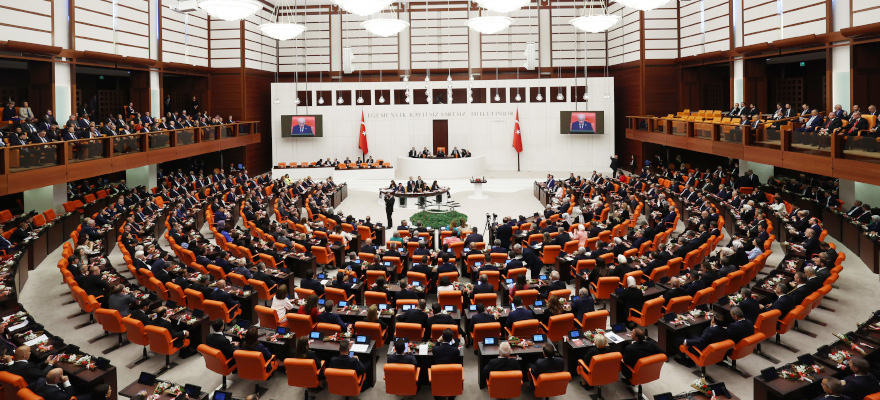 Vergiler Yüklenirken Muhalefet Tatil Yaptı!