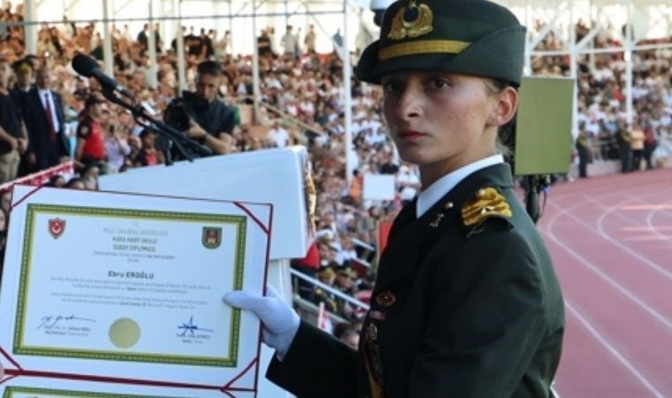Akkuşlu Teğmen Ebru Eroğlu'nun Afişinin Kaldırılmasına Tepki Yağdı!