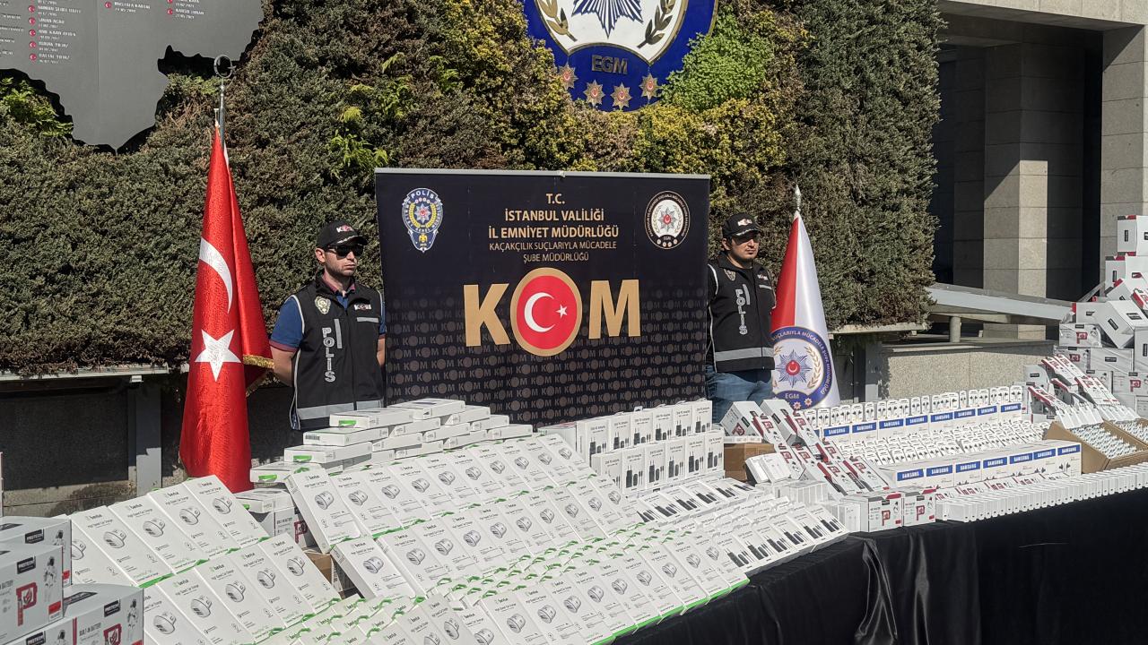İstanbul'da 100 binden fazla kaçak cep telefon aksesuarı ele geçirildi