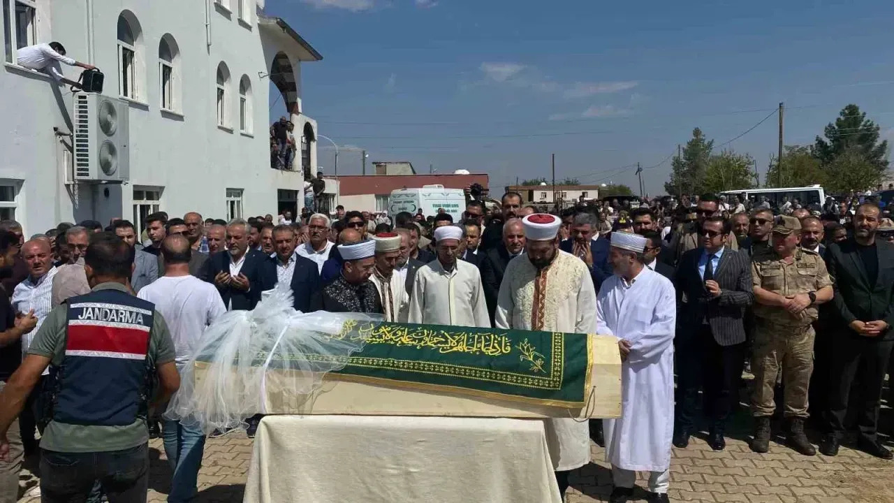 Narin Son Yolculuğuna Uğurlandı! Hayali Olan Gelinlik Tabutuna Örtüldü