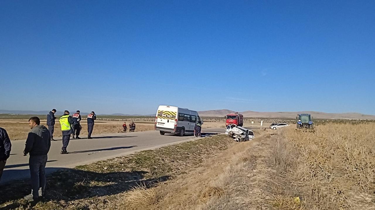 Afyonkarahisar'da okul servisi ile otomobilin çarpıştığı kazada 4 kişi öldü