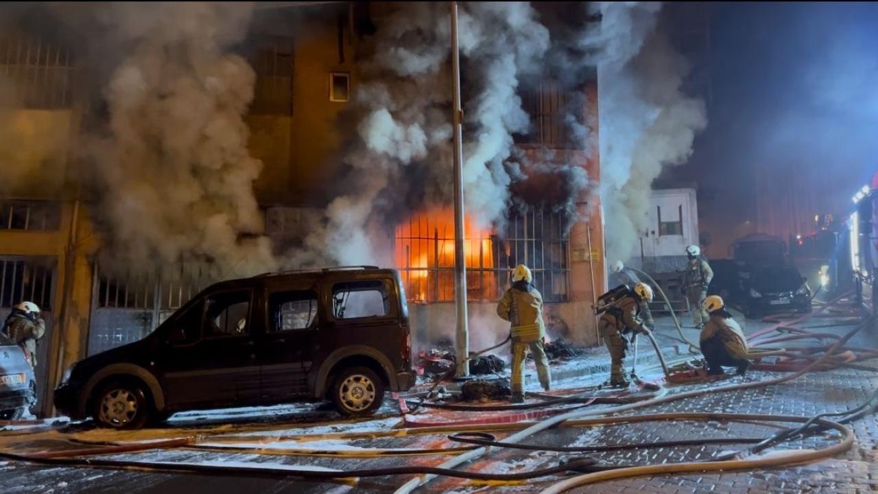 Beyoğlu'nda imalathanede çıkan yangın söndürüldü