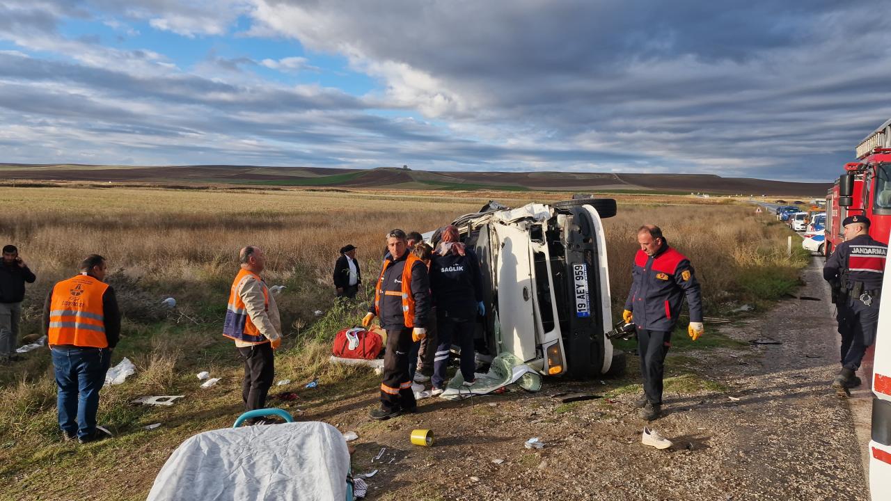 Çorum'da minibüsle tanker çarpıştı: 1 ölü, 18 yaralı