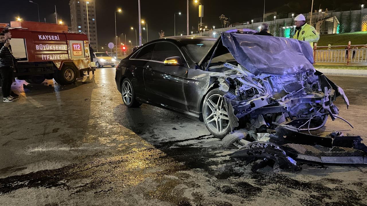 Kayseri'de kaza yapan otomobil yandı: 4 yaralı