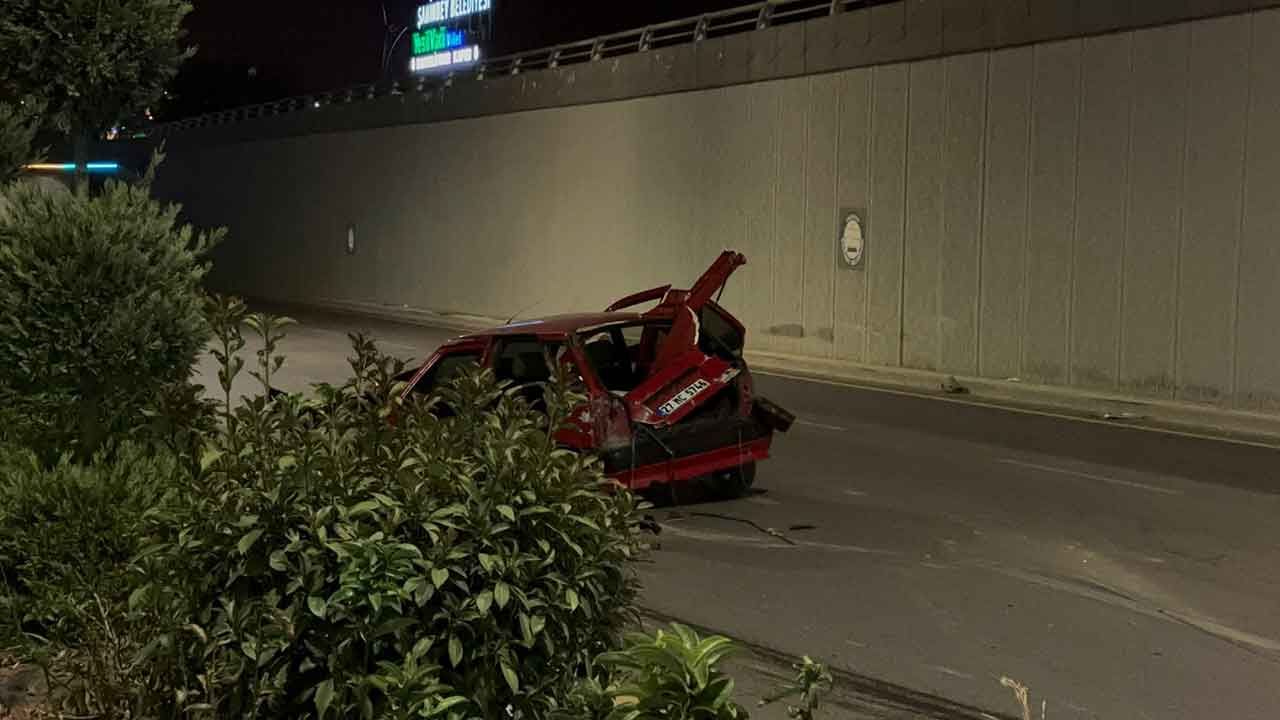 Kontrolden çıkan otomobil orta refüje çarptı: 1 ölü, 4 yaralı
