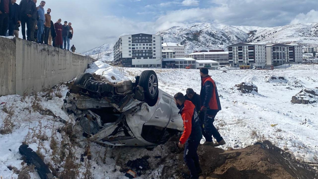 Yayaya çarpan otomobil 2 metrelik duvardan düştü: 1 ölü