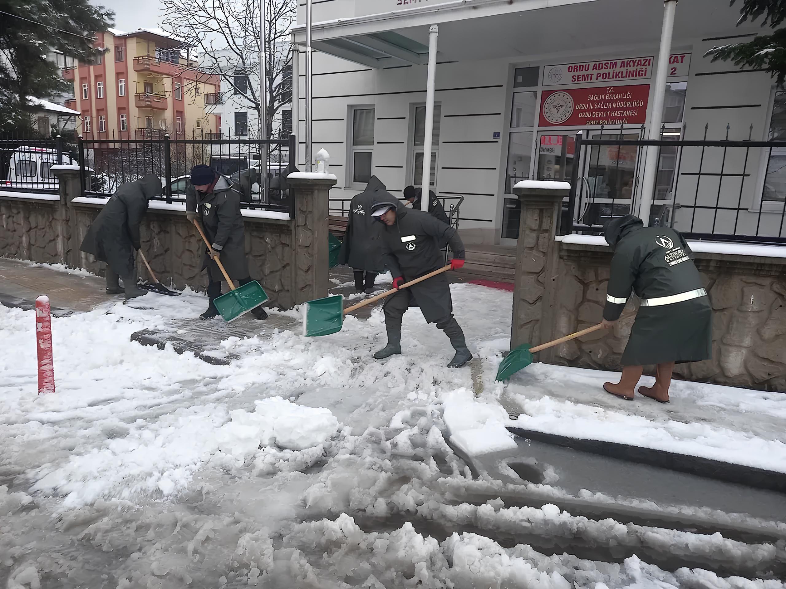 Başkan Tepe: Altınordu’da Yollar ve Kaldırımlar Temizleniyor