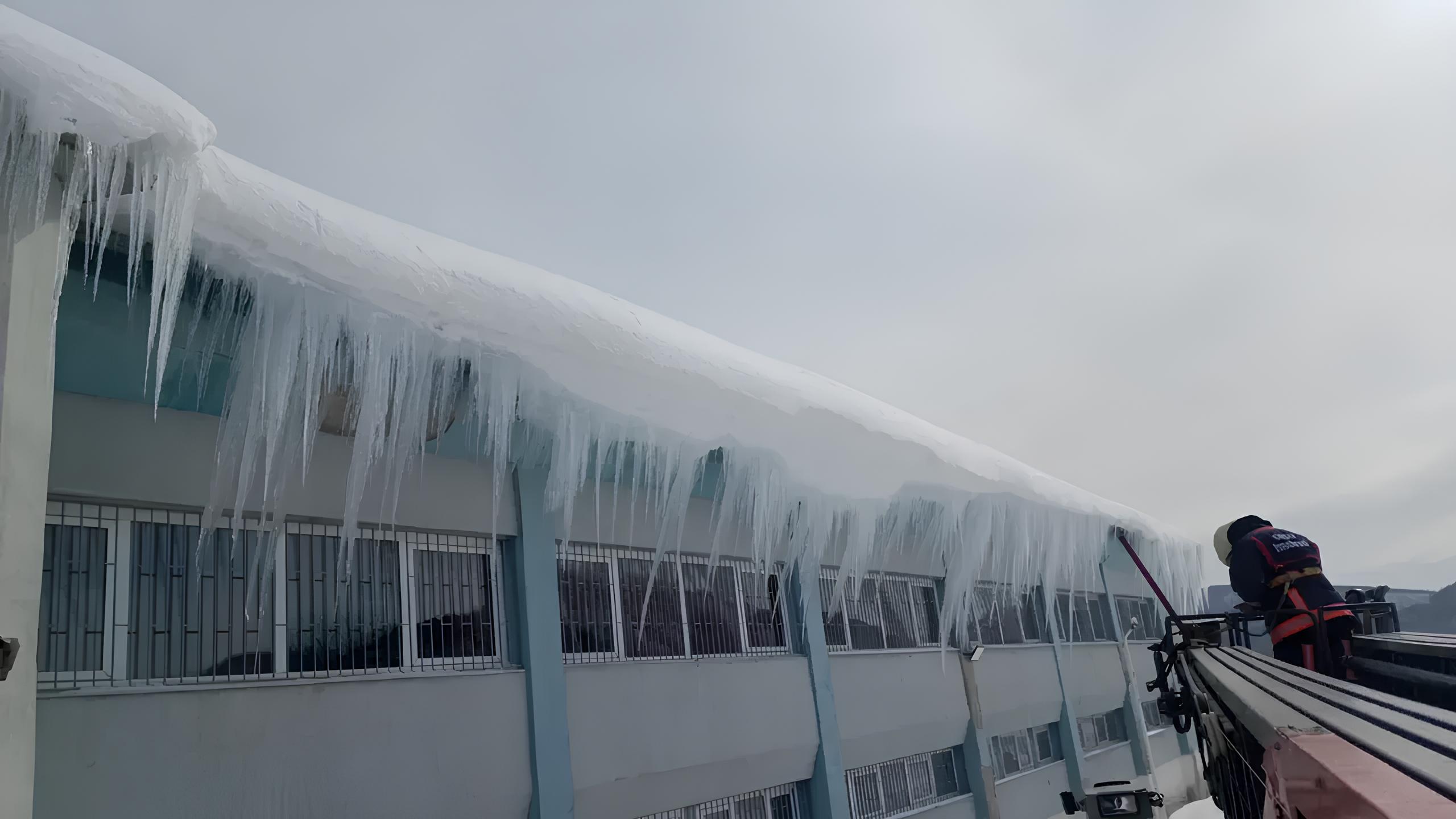 Ordu’da Tehlikeli Buz Sarkıtları Temizleniyor