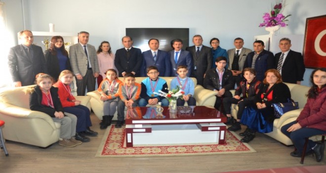 Dyned'de Başarıya Ulaşan Öğrencilere Madalya