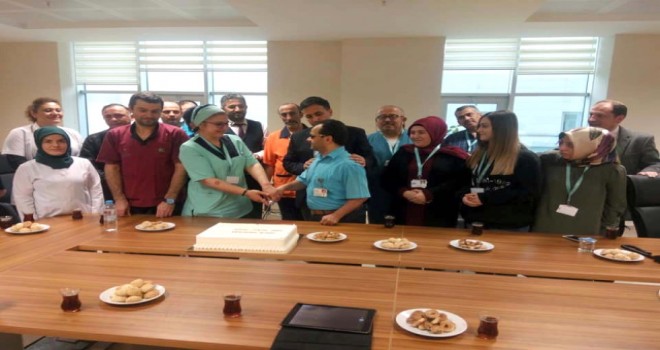 Görme Engelliye Yaş Pastalı Sürpriz