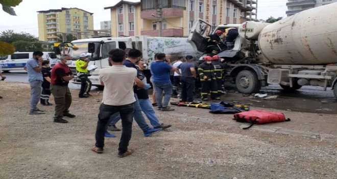 Çöp kamyonu ile beton mikseri çarpıştı: 4 kişi yaralı