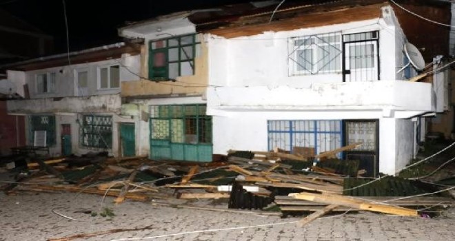 Ordu'da fırtına çatıları uçurdu