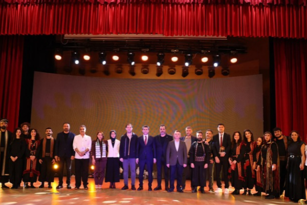 Ab-ı Hayat Efsanesi Bingöl’de sahnelendi Ab-ı Hayat Efsanesi Bingöl’de sahnelendi