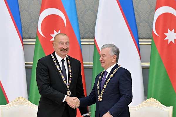 Aliyev ve Mirziyoyev’e Taşkent’te karşılıklı nişan takdim edildi Aliyev ve Mirziyoyev’e Taşkent’te karşılıklı nişan takdim edildi