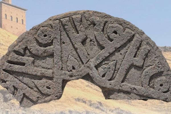 Ani’de “Hz. Muhammed” isminin yer aldığı Selçuklu taşı bulundu