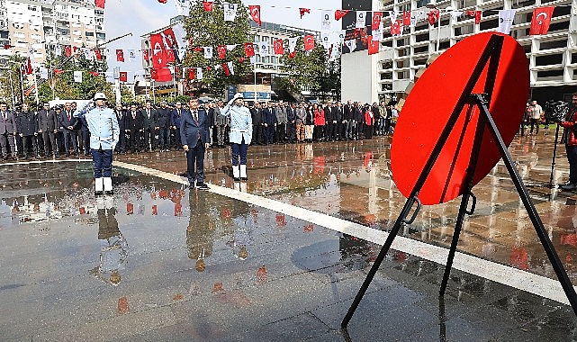 Antalya Büyükşehir'de Cumhuriyet coşkusu çelenkle taçlandı