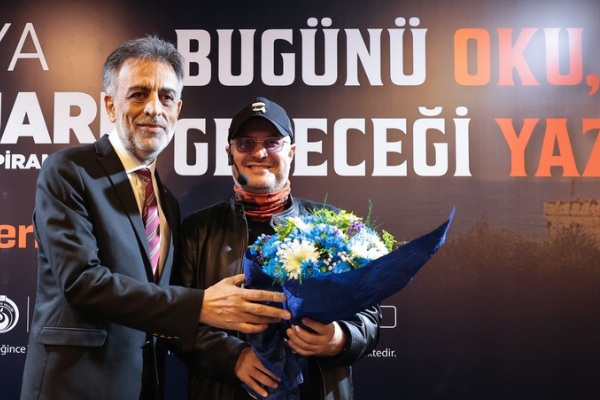 Antalya Kitap Fuarı’nda yazarlar okurlarıyla buluştu Antalya Kitap Fuarı’nda yazarlar okurlarıyla buluştu