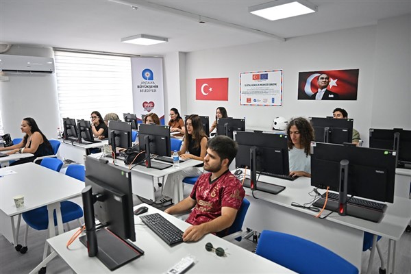 Antalya'da Dijital Gençlik Merkezi hizmete açıldı
