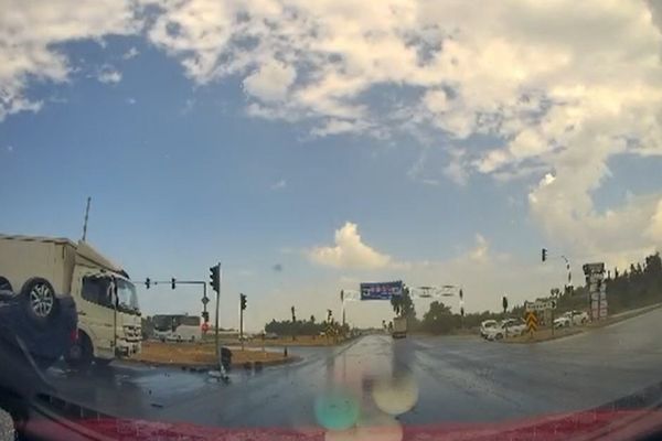 Antalya'da tırın çarptığı otomobil savruldu