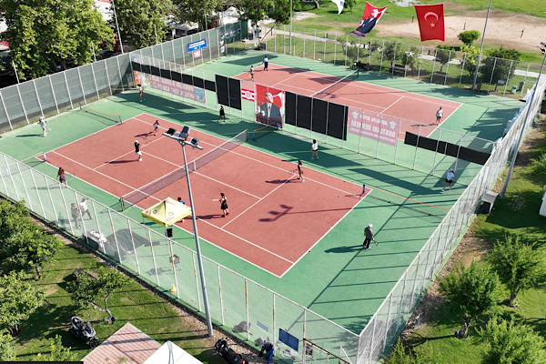 Antalya’da ücretsiz tenis kursları düzenleniyor Antalya’da ücretsiz tenis kursları düzenleniyor