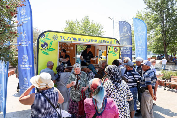 Aydın'da pazarcı esnafı ve vatandaşlara yaz sıcağında limonata ikramı Aydın'da pazarcı esnafı ve vatandaşlara yaz sıcağında limonata ikramı