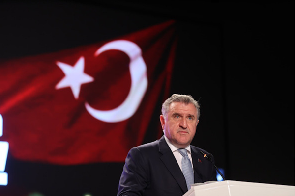 Bak: Türk bayrağını milli güreşçi Nesrin Baş ile milli yüzücü Emre Sakçı’nın taşıyacak Bak: Türk bayrağını milli güreşçi Nesrin Baş ile milli yüzücü Emre Sakçı’nın taşıyacak