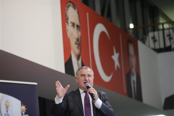 Bakan Bak, Gazi Koşusu'nu kazanan Halis Karataş’ı tebrik etti