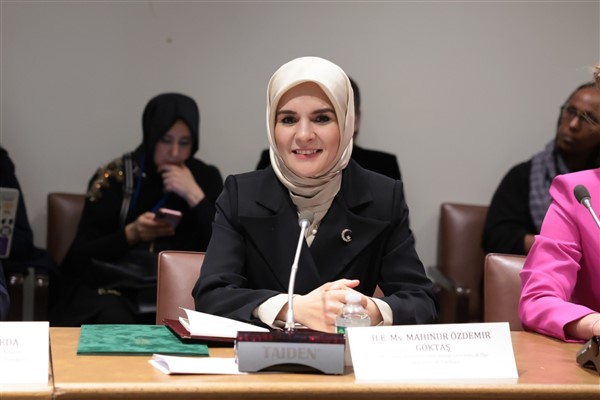 Bakan Göktaş, desteklenen ailelerle bir araya geldi Bakan Göktaş, desteklenen ailelerle bir araya geldi
