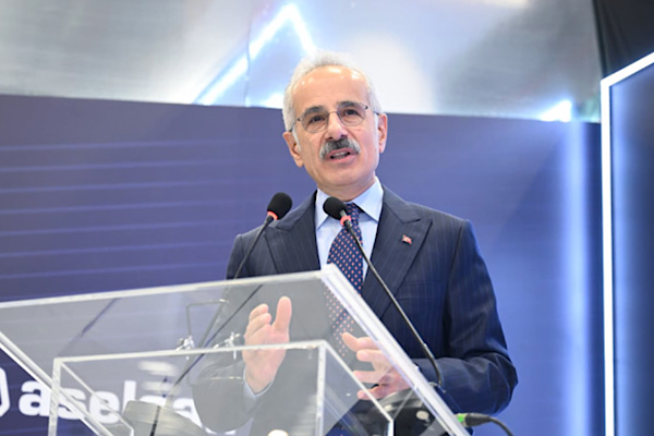 Bakan Uraloğlu: İstanbul Havalimanı’nda tarihi rekor 290 bin 287 yolcu Bakan Uraloğlu: İstanbul Havalimanı’nda tarihi rekor 290 bin 287 yolcu