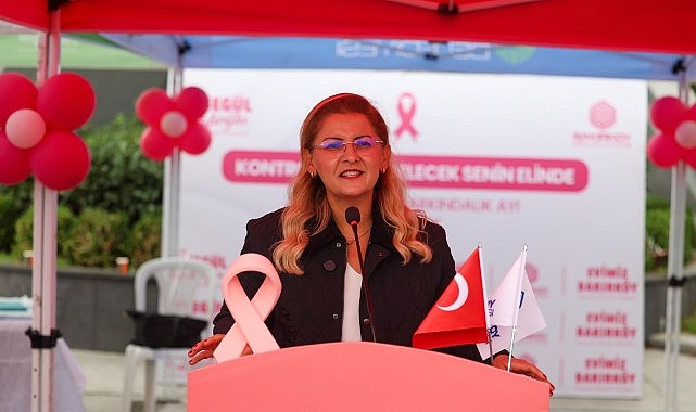 Bakırköy'de Pembe Şemsiyelerle Meme Kanseri Farkındalık Yürüyüşü