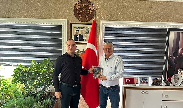 Balıca, yeni kitabını Başkan Topaloğlu'na takdim etti Balıca, yeni kitabını Başkan Topaloğlu'na takdim etti