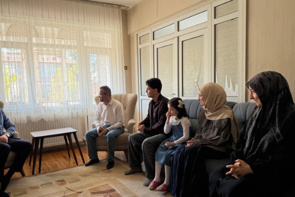 Başkan Altay, umreye giden Yarış ailesini ziyaret etti Başkan Altay, umreye giden Yarış ailesini ziyaret etti