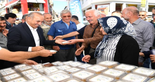 Başkan Aşure Dağıttı