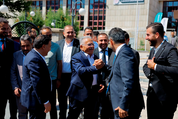 Başkan Büyükkılıç, TÜGVA Yaz Okulu kapanış programına katıldı Başkan Büyükkılıç, TÜGVA Yaz Okulu kapanış programına katıldı