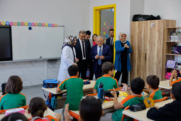 Başkan Büyükkılıç, yeni eğitim yılının ilk gününde öğrencilerle buluştu