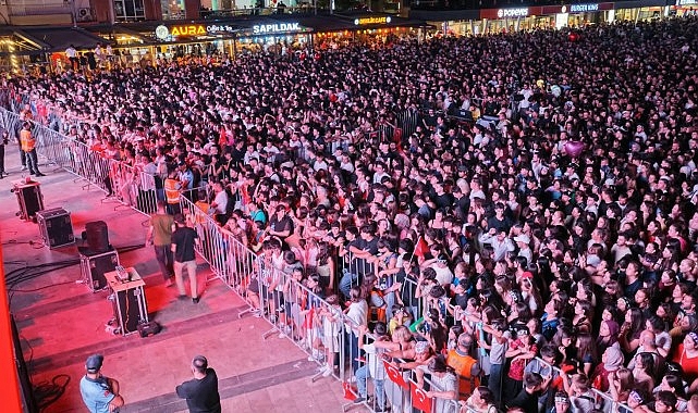 Başkan Çerçioğlu On Binlerce Aydınlıyı Atatürk Kent Meydanı'nda Kurtuluş Coşkusunda Buluşturdu
