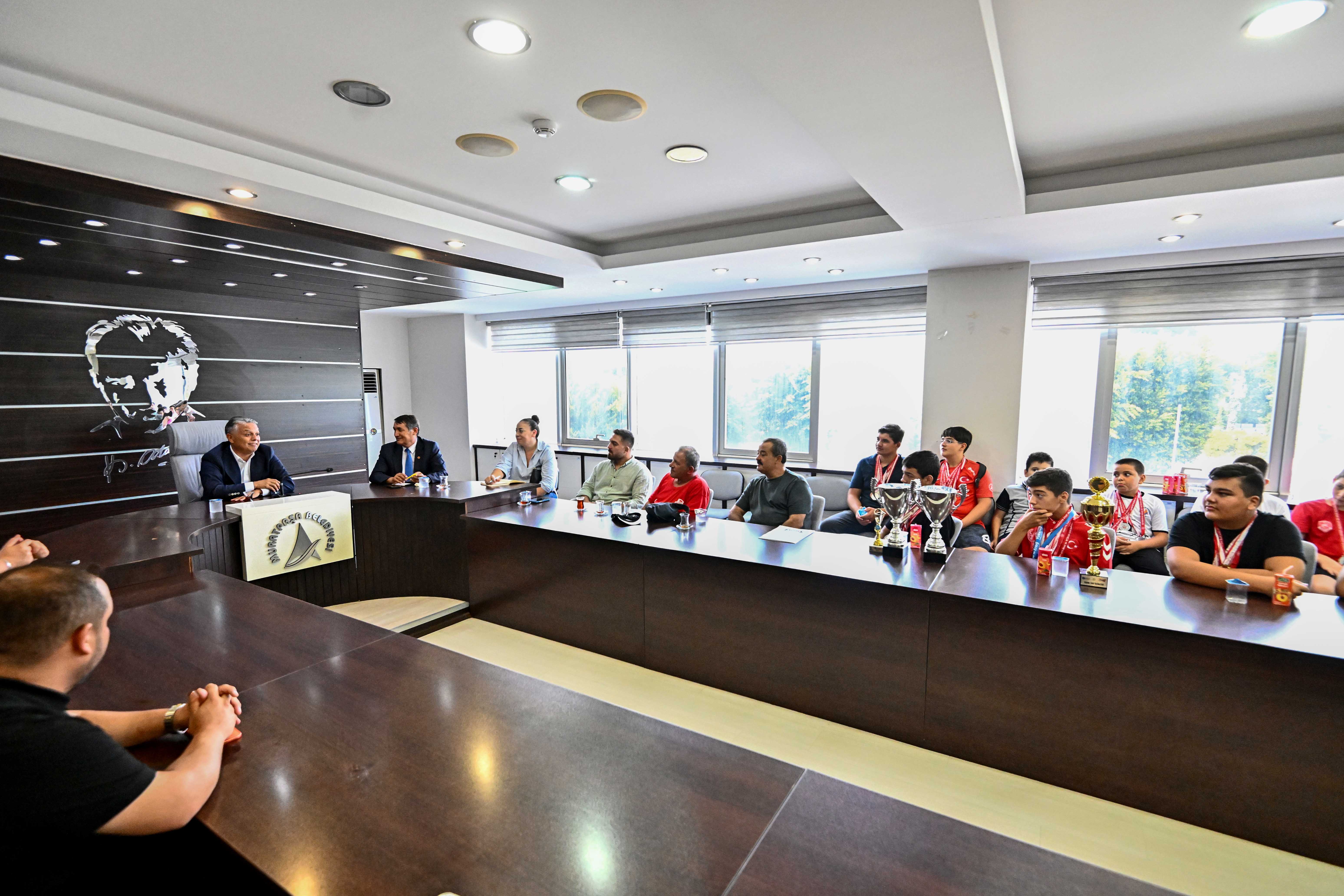 Başkan Uysal, Muratpaşa Belediyespor güreşçileriyle bir araya geldi Başkan Uysal, Muratpaşa Belediyespor güreşçileriyle bir araya geldi