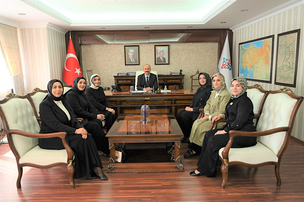 Batman Valisi Canalp, Birlik Vakfı Hanımlar Komisyonunu kabul etti Batman Valisi Canalp, Birlik Vakfı Hanımlar Komisyonunu kabul etti
