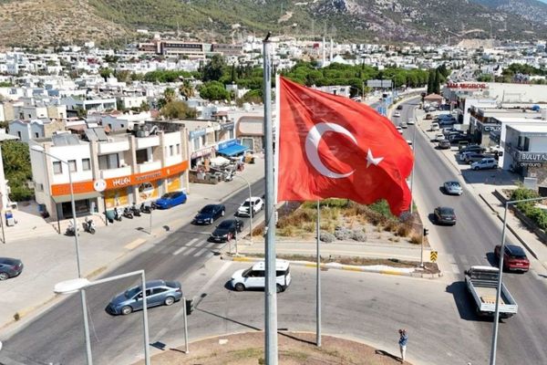 Bodrum’da bayrak direklerinin bakımı tamamlandı Bodrum’da bayrak direklerinin bakımı tamamlandı