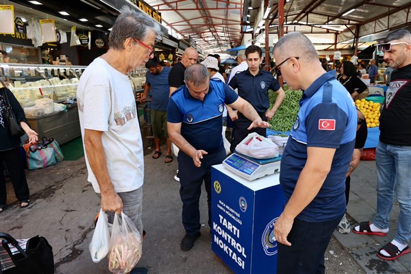 Buca Belediyesi'nden semt pazarlarında tartı kontrolü uygulaması Buca Belediyesi'nden semt pazarlarında tartı kontrolü uygulaması