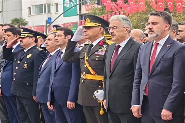 Bursa’da Cumhuriyet Bayramı kutlamaları çelenk töreniyle başladı