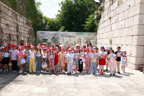 Bursa'da öğrenciler surlarda kitap okudu