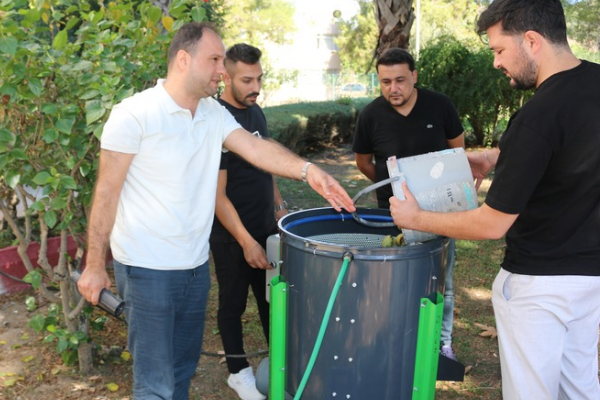 Büyükşehir’den Kemerli ceviz üreticilerine makine desteği Büyükşehir’den Kemerli ceviz üreticilerine makine desteği