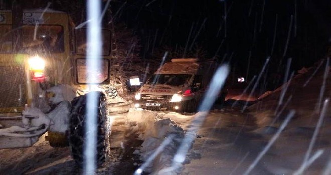 Ordu'da Yolda Kalan Ambulans ve Cenaze Aracı Kurtarıldı
