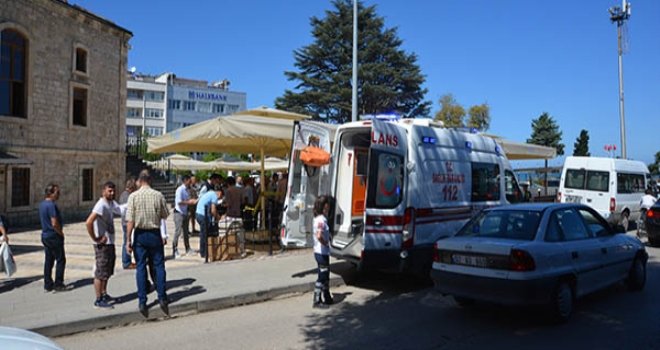 Cami Avlusunda Erkek Cesedi Bulundu